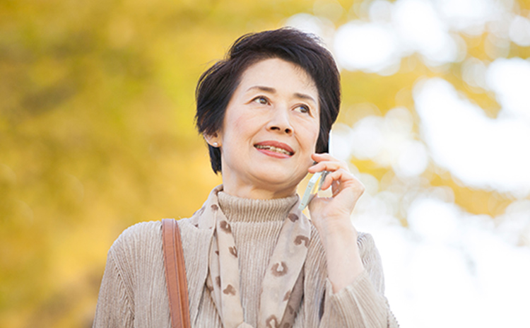 電話している高齢の女性